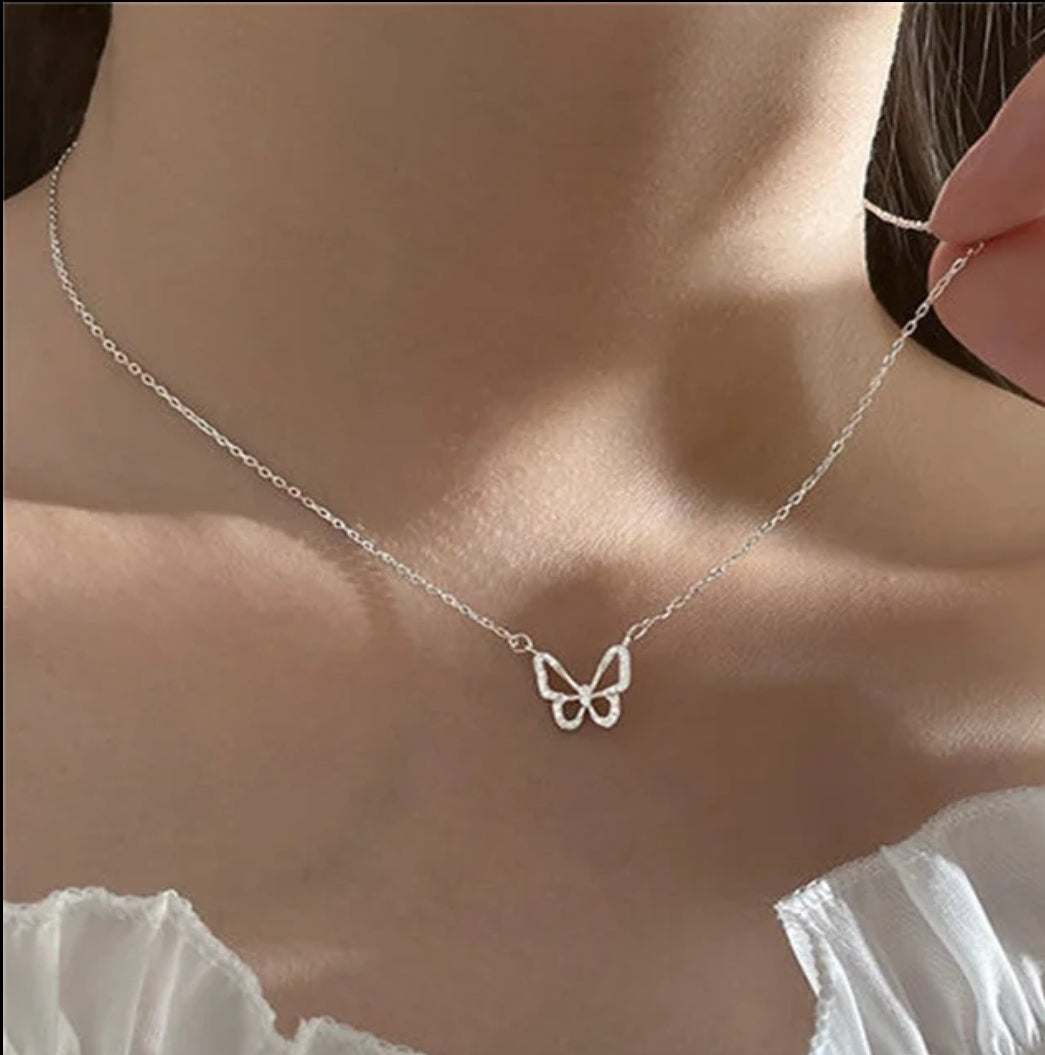 Small pendant necklaces