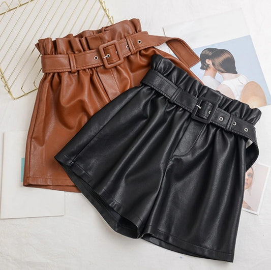 Leather ruffle shorts