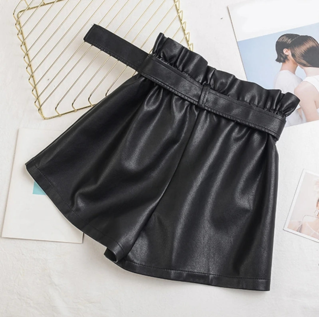 Leather ruffle shorts