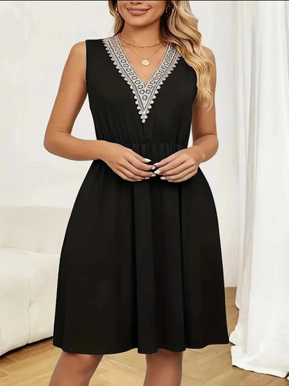 Elegant detailed v-neck dress